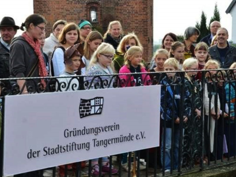 Die Stadtführerkinder und jungen Stadtführer, der Chor der Comeniusgrundschule und der Bläserchor begleiteten die Eröffnung.